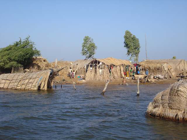 Village malien sur le fleuve Niger