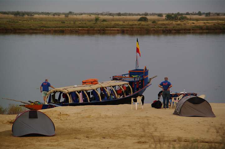 Bivouac des bÃ©nÃ©voles au bord du fleuve Niger