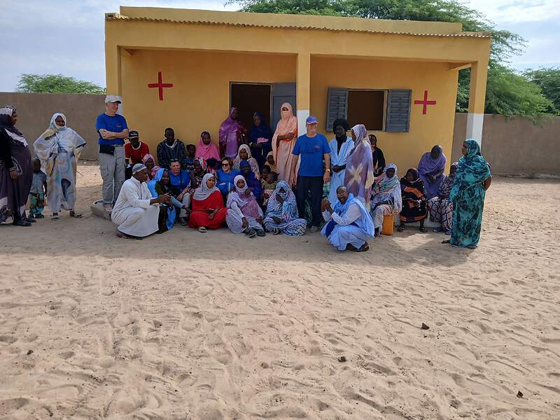Photo de groupe devant la Case de santé de Maraye lors de l'inauguration