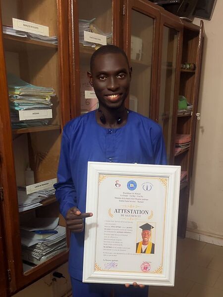 Insa, diplômé aide infirmier, présente son attestation