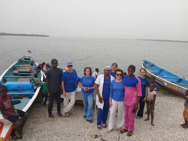 L'équipe de Médecins du Fleuve devant les pirogues