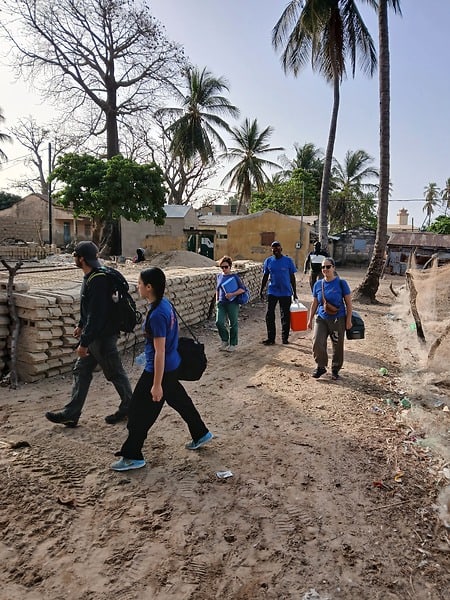 L'équipe traverse un village du Delta du Saloum